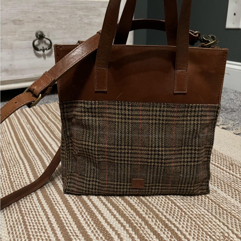 Cute Able brand purse brown leather w/plaid!